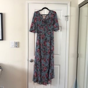 Flowy blue floral maxi dress with slit